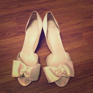 Low heel white shoes